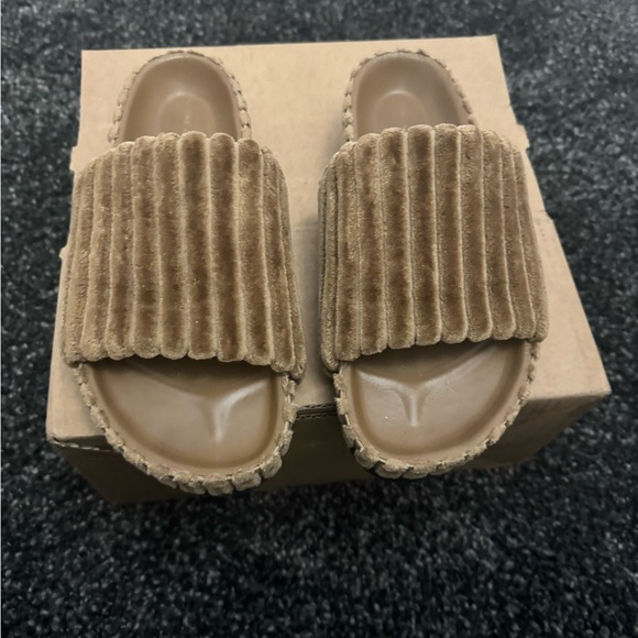 Celine Boxy Slides - Picture 2 of 10